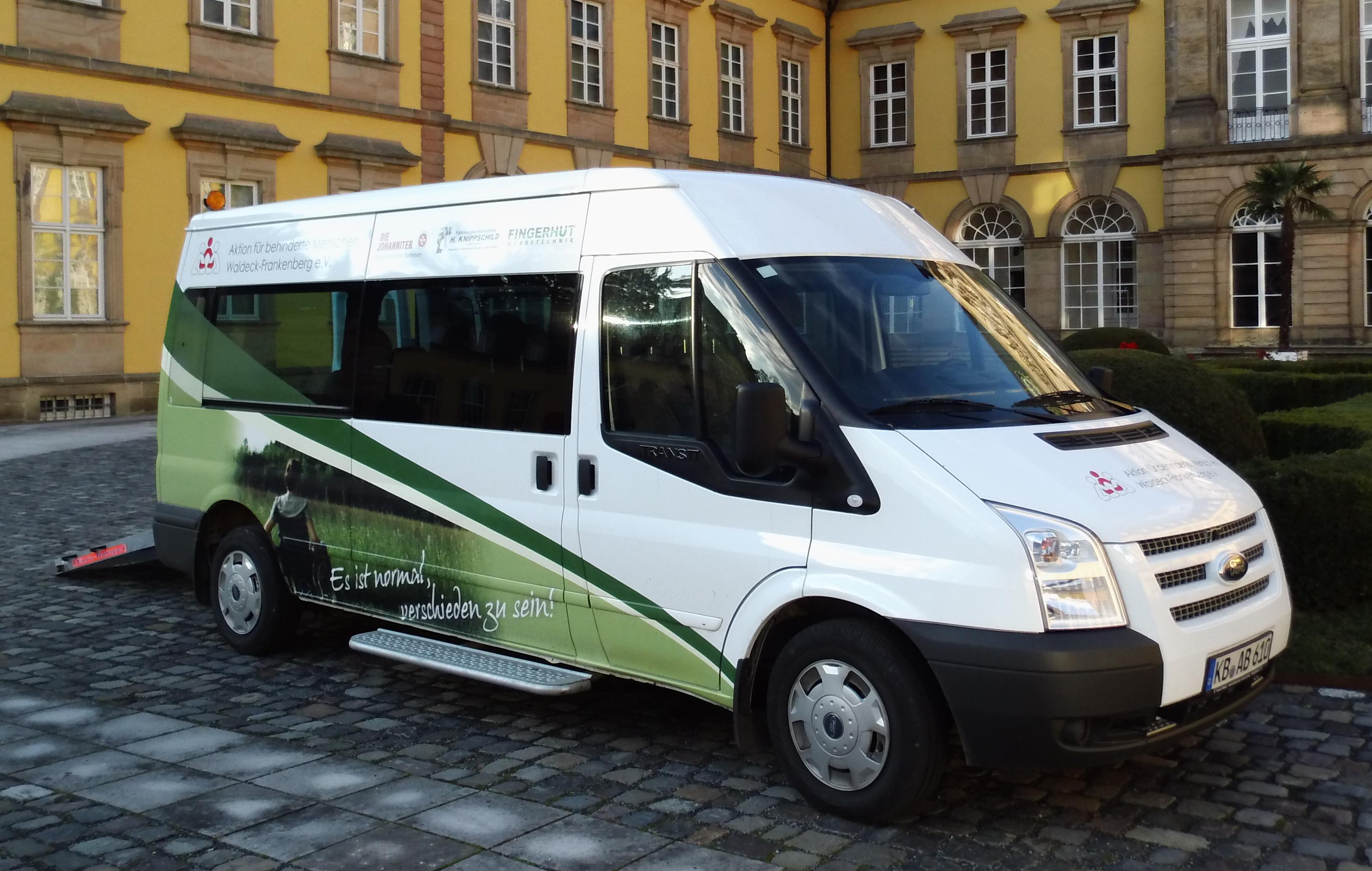 Der AfbM-Kleinbus vor dem Residenzschloss Bad Arolsen